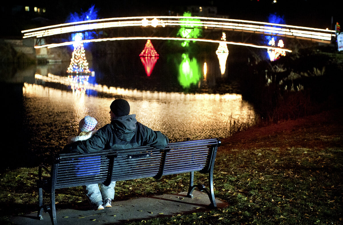 Salem lights up pond, park for Christmas | News, Sports, Jobs - Daily